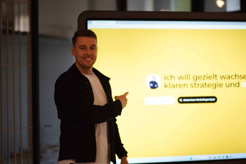 Gründer von wiwamedia präsentiert eine Marketingstrategie auf einem Bildschirm