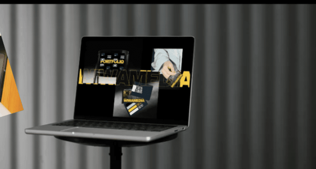 Laptop auf einem Stativ mit einer von wiwamedia gestalteten Webseite