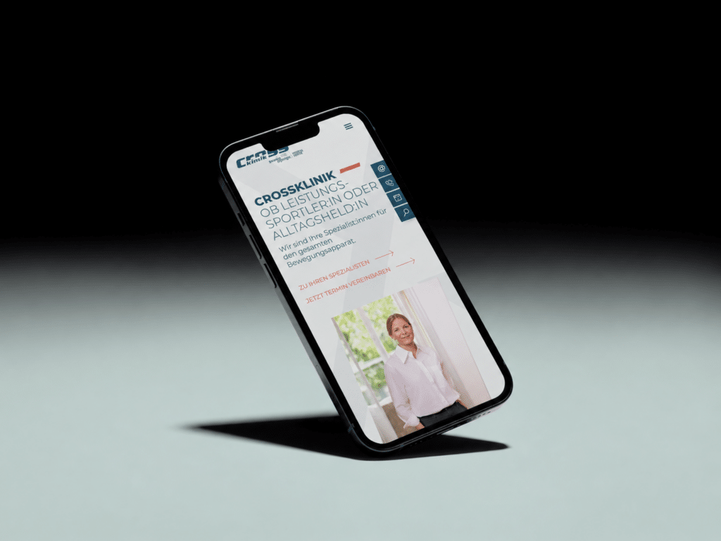 Mobile Webseite der Crossklinik auf einem Smartphone
