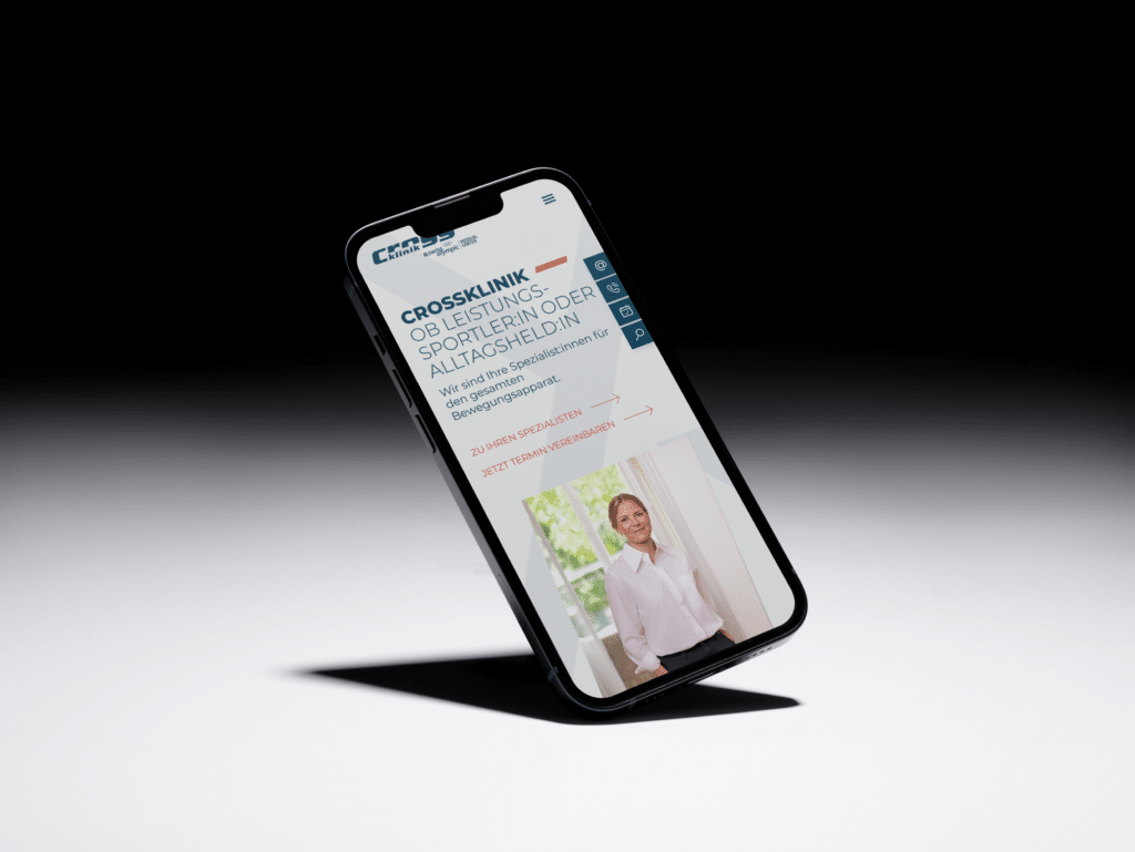 Mobile Webseite der Crossklinik auf einem Smartphone