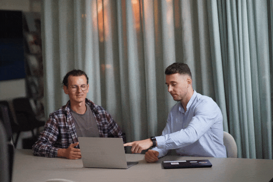 Bilderfolge aus dem Arbeitsalltag des wiwamedia-Teams
