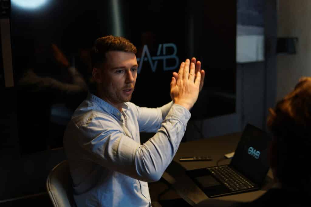 Mitarbeiter von wiwamedia gibt im Büro ein High Five