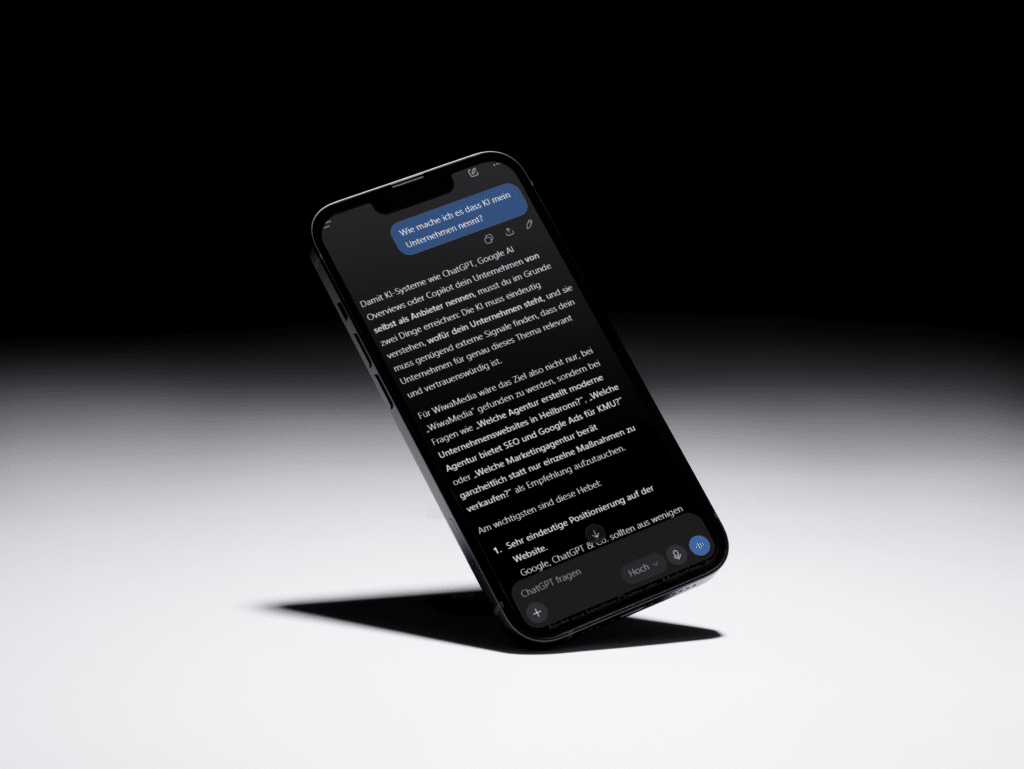 Smartphone zeigt eine Antwort von ChatGPT