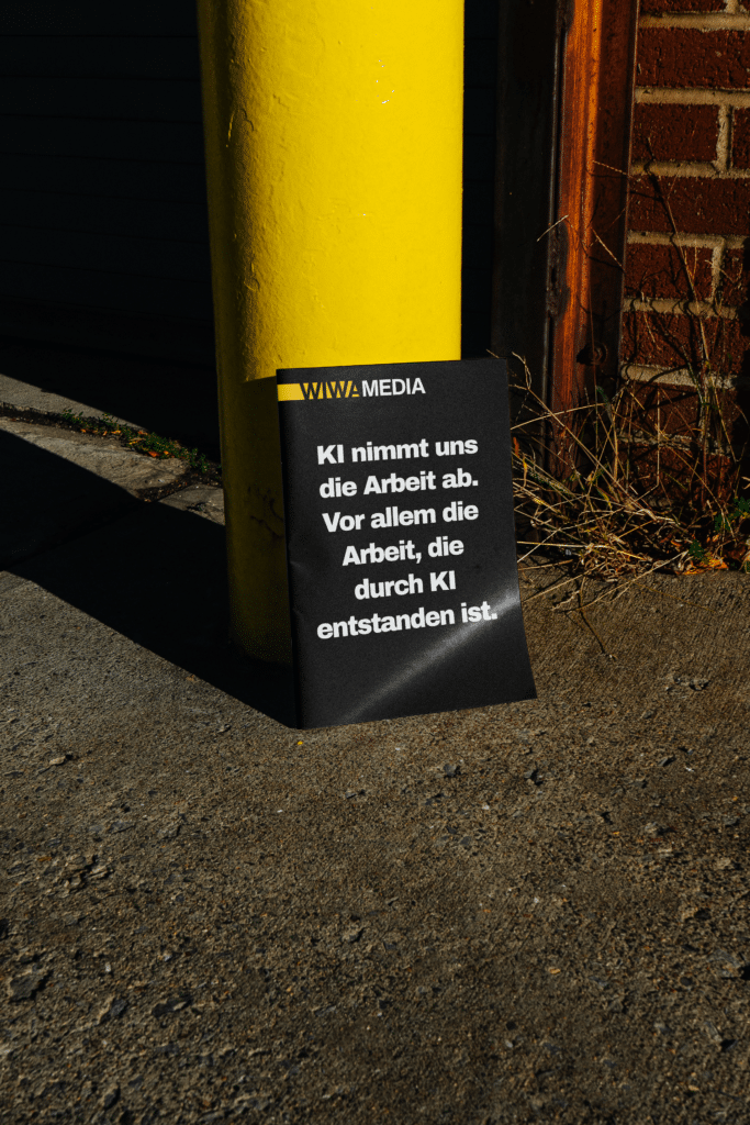 Plakat: KI nimmt uns die Arbeit ab. Vor allem die Arbeit, die durch KI entstanden ist.