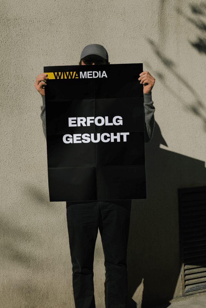 Person hält ein Plakat mit der Aufschrift Erfolg gesucht