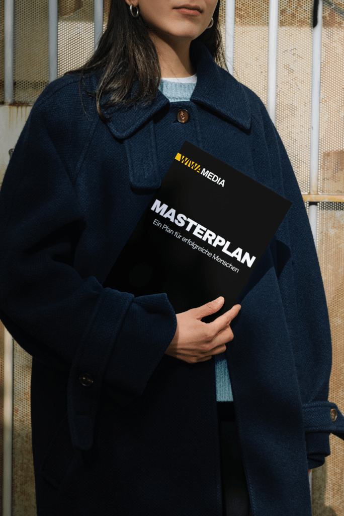 Frau hält ein Magazin mit dem Titel Masterplan von wiwamedia