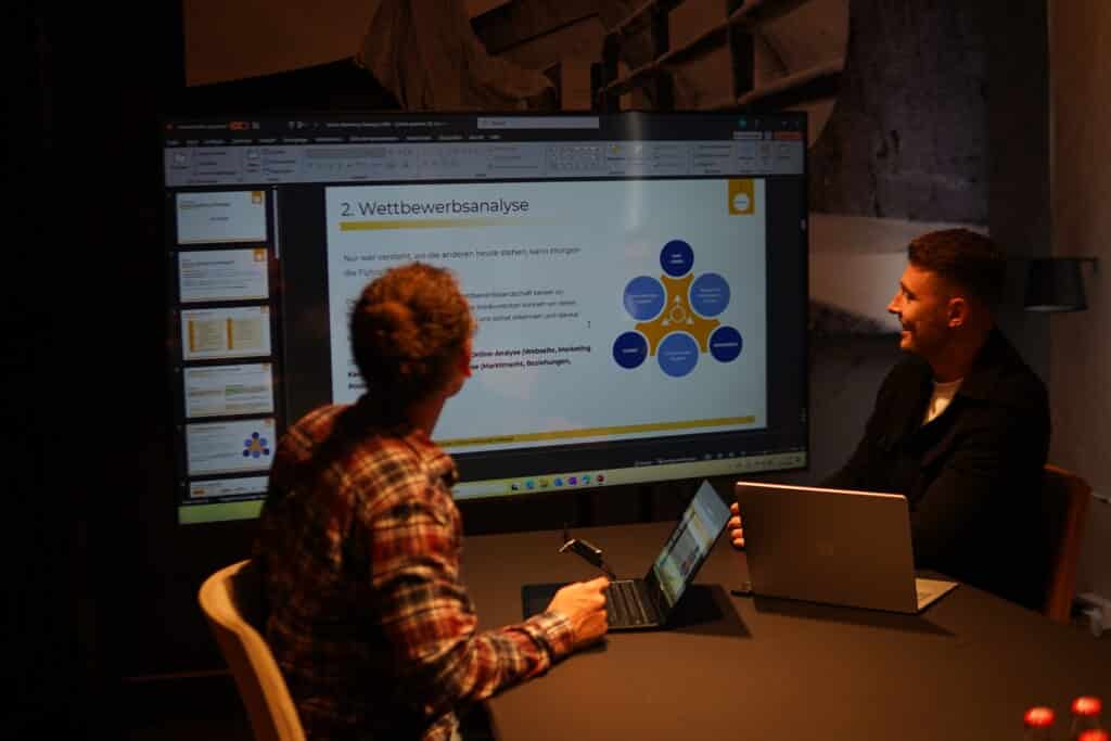 Workshop zur Shop-Optimierung vor einem großen Bildschirm