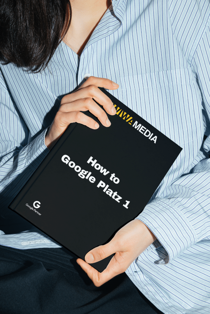 Person hält ein Buch mit dem Titel How to Google Platz 1