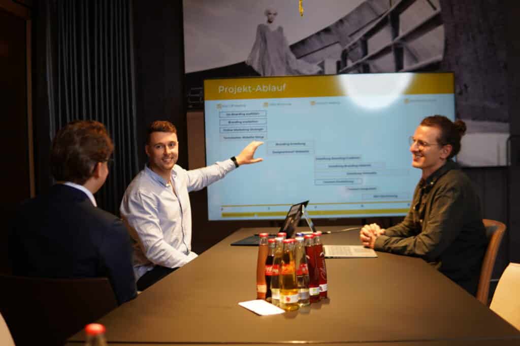wiwamedia erklärt die SEO-Strategie an einem Bildschirm